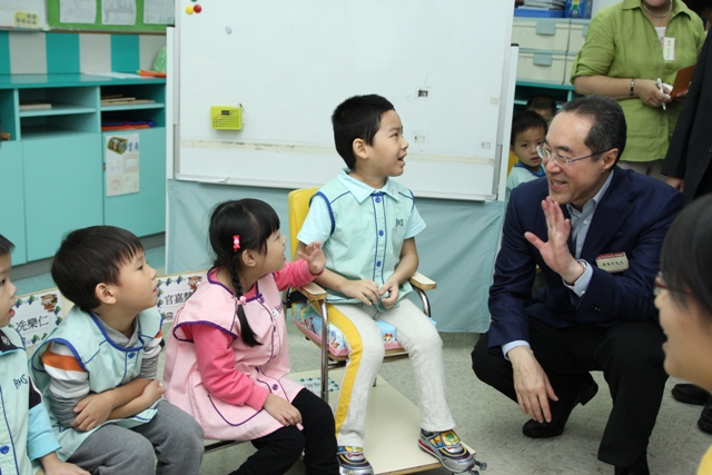 Students chatting with Mr Henry Tang
